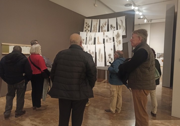 Grup d'antics alumnes visitant l'exposició - imatge 0